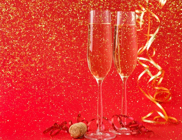 Flautas de champán sobre fondo rojo de vacaciones — Foto de Stock