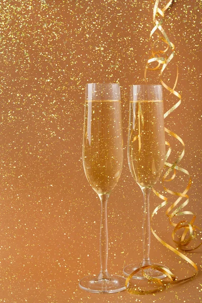 Flûtes à champagne sur fond de vacances dorées — Photo