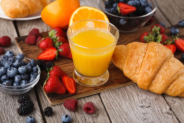 Croissants croûtés frais et jus d'orange pour les repas du matin — Photo