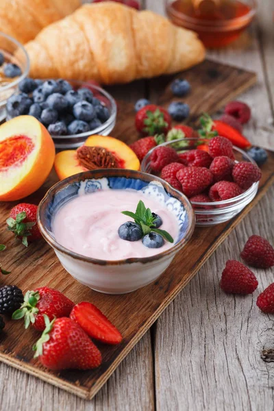 Färska knaprig croissanter och ljus grekisk yoghurt morgon måltider — Stockfoto