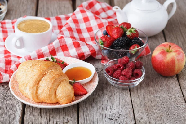 Desayuno continental con cruasanes y bayas sobre madera natural — Foto de Stock