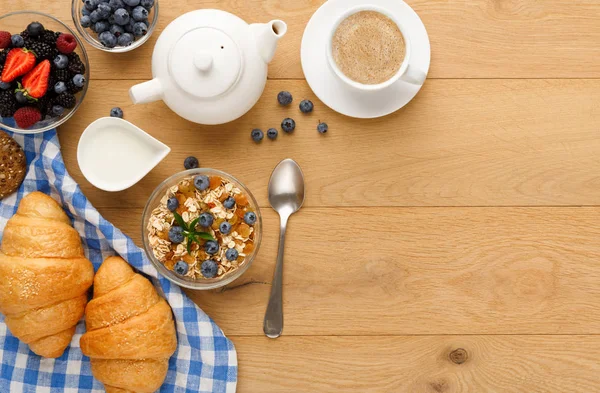 Desayuno continental con cruasanes y bayas sobre madera natural — Foto de Stock