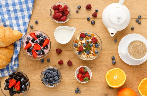 Continental breakfast with croissants and berries on natural wood — Stock Photo, Image