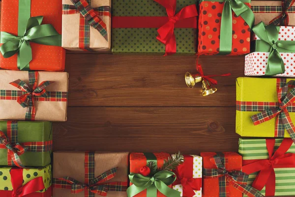 Beaucoup de coffrets cadeaux sur bois, cadeaux de Noël en papier — Photo