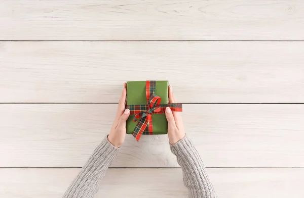 Mulher segurando xmas presente fundo — Fotografia de Stock