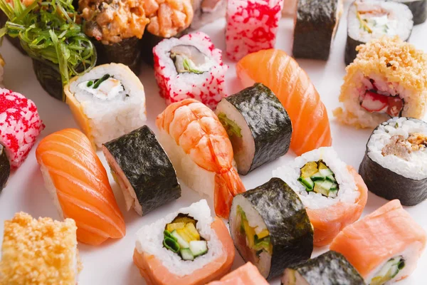 Conjunto de sushi, maki y rollos de fondo —  Fotos de Stock