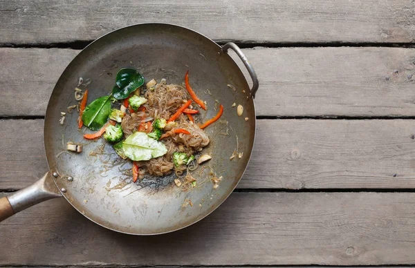 Comida asiática en sartén — Foto de Stock