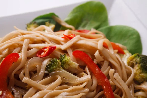 Comida asiática em placa closeup — Fotografia de Stock