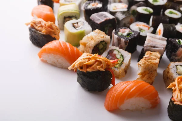 Set de sushi, maki y rollos sobre fondo blanco —  Fotos de Stock