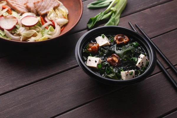 Sopa de miso con queso de tofu, champiñones y coser —  Fotos de Stock