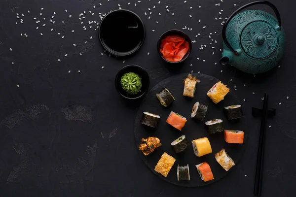 Σύνολο sushi maki και ρολά σε μαύρο φόντο — Φωτογραφία Αρχείου