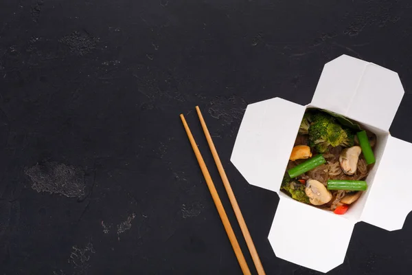 Mâncare asiatică în cutie de livrare pe fundal negru — Fotografie, imagine de stoc