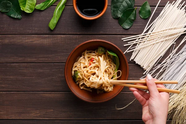 Μπολ με noodles ρυζιού με το souce σόγιας σε ξύλο — Φωτογραφία Αρχείου