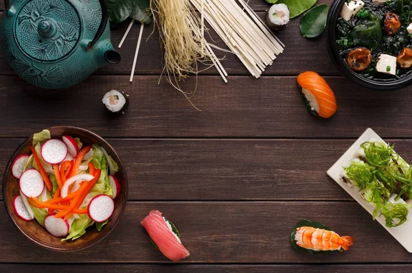 Aziatisch eten op houten achtergrond, kopie ruimte — Stockfoto