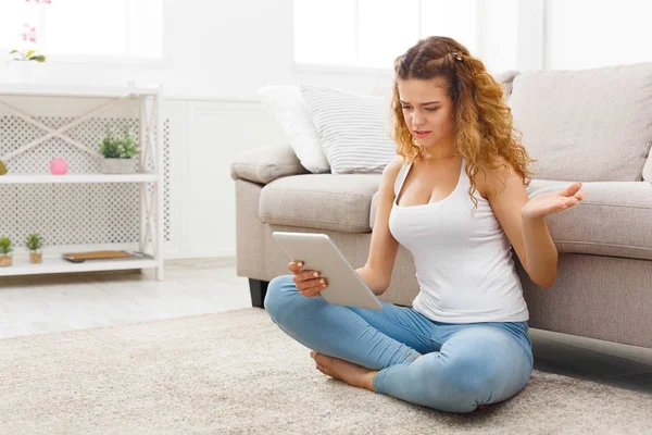 Chica con una tableta en casa — Foto de Stock