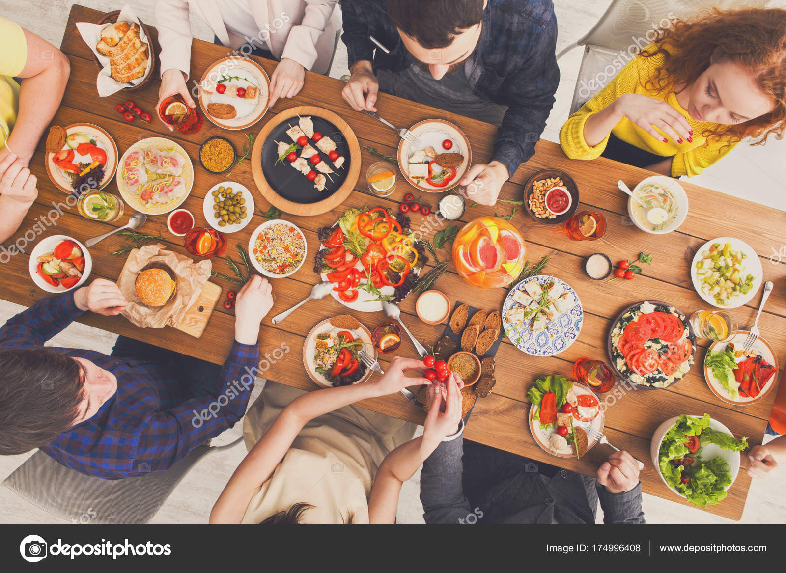 People eat healthy meals at served table dinner party — Stock Photo