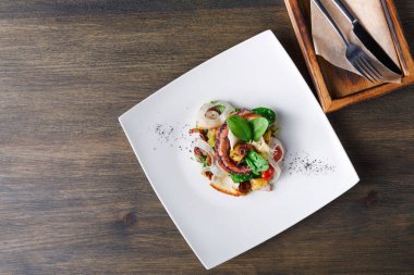 Salata sebze ve ahtapot top ile göster