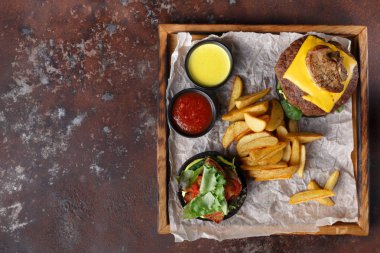 Hamburger menü üzerinde ahşap tepsi üstten görünüm götürün