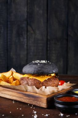 Siyah topuz burger patates dilimleri kopya alanı ile
