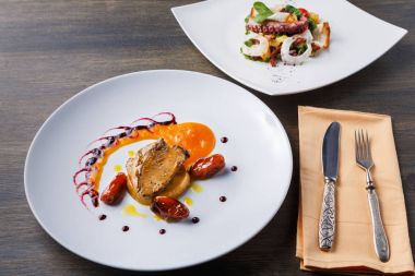 Kavrulmuş kaz ciğeri tarihi meyve ve elma ile