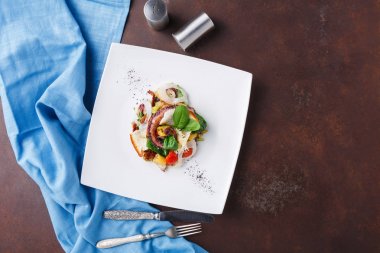 Salata sebze ve ahtapot top ile göster