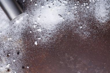 Dağınık tuz ve biber koyu arka plan üzerinde