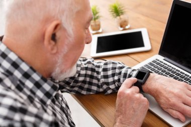 Komuta sizde dizüstü ve tablet mockup kullanarak