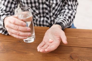 Komuta sizde eller su ve hapları ile