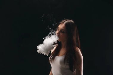 Genç kadın vaping e-sigara dumanlı siyah