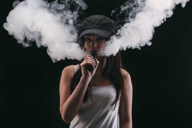 Genç kadın vaping e-sigara dumanlı siyah