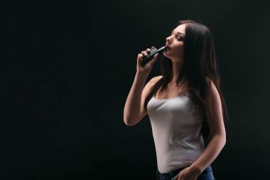 Genç kadın vaping e-sigara siyah