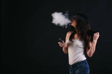 Genç kadın vaping e-sigara dumanlı siyah
