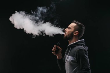 Vaping e-sigara duman siyah ile genç adam