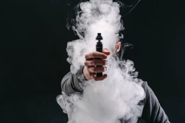 Vaping e-sigara duman siyah ile genç adam