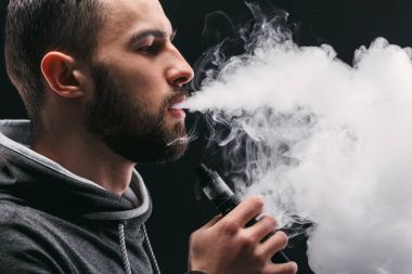 Vaping e-sigara duman siyah ile genç adam