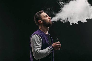 Vaping e-sigara duman siyah ile genç adam