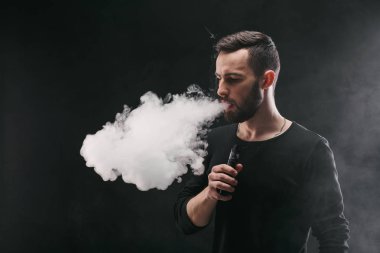 Vaping e-sigara duman siyah ile genç adam