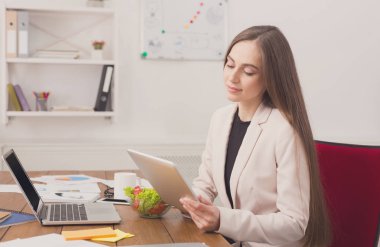 iş kadını dijital tablet üzerinde çalışıyor