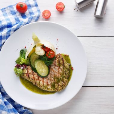 Sebze ve yeşil biber sosu ile ızgara biftek