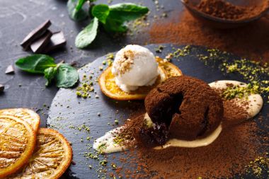 Çikolatalı fondan Creme anglaise ve vanilyalı dondurma ile