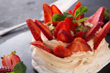 Anna Pavlova pasta siyah arka plan üzerine çilek ile