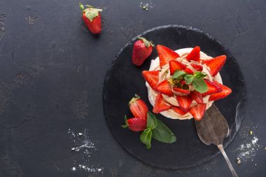 Anna Pavlova pasta siyah arka plan üzerine çilek ile