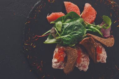 Gurme deniz ürünleri aperatif siyah plaka üzerinde kapat