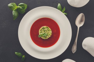 Avokado üstten görünüm ile soğuk domates çorbası gaspaço