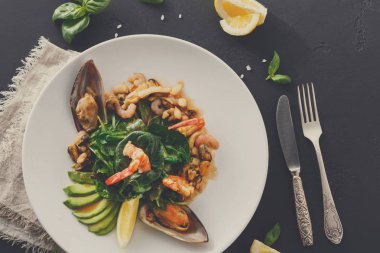 Sıcak salata ızgara deniz ürünleri düz ile yatıyordu