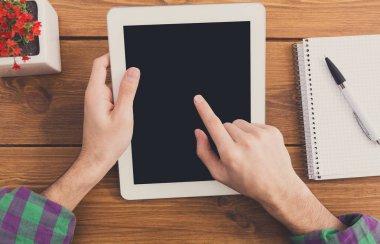 Kahve Dükkanı, tablet kullanarak işadamı yakın çekim