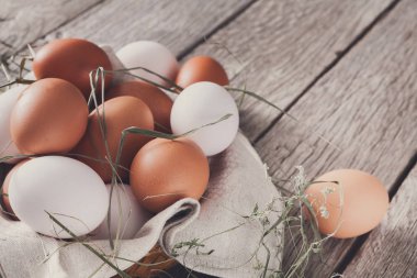 Rustik ahşap, organik tarım kavramı üzerinde taze tavuk kahverengi yumurta