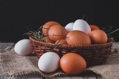 Çuval closeup, organik tarım taze tavuk beyaz ve kahverengi yumurta