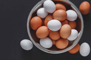 Siyah arka plan üzerine izole kase taze kahverengi yumurta