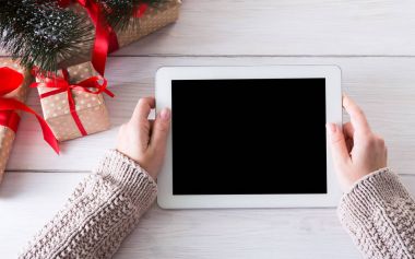 Kadın Noel alışveriş online tablet ile Üstten Görünüm